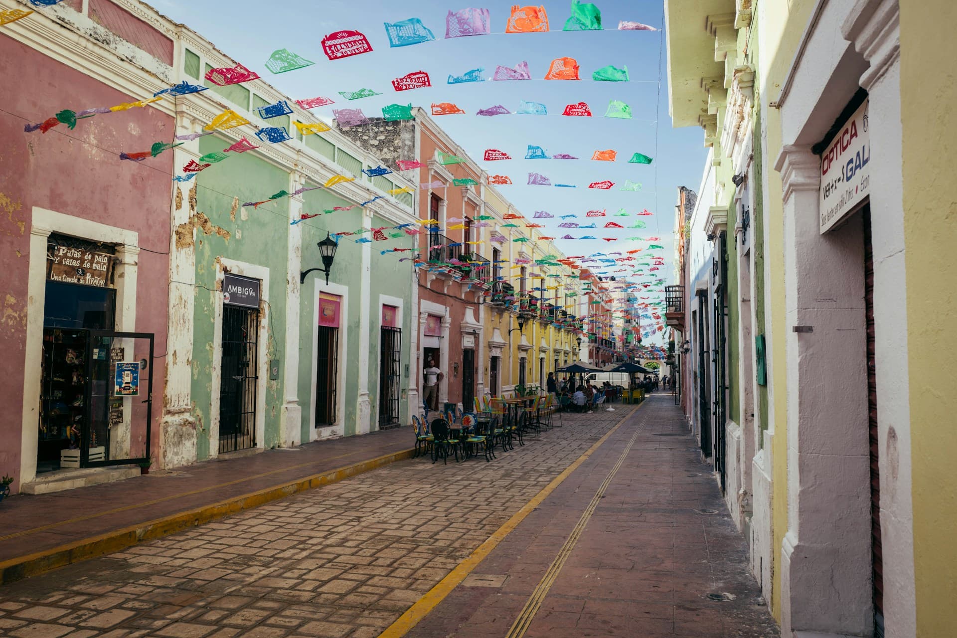 Calle con banderas de papel picado en el centro de Mérida